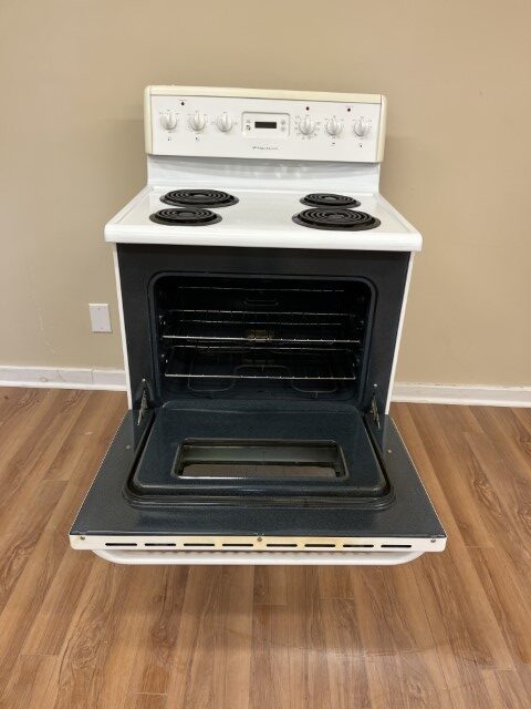 USED FRIGIDAIRE OVEN INSIDE VIEW